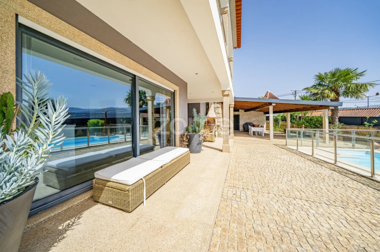 Moradia T5 para Venda em Codeçoso Foto 42