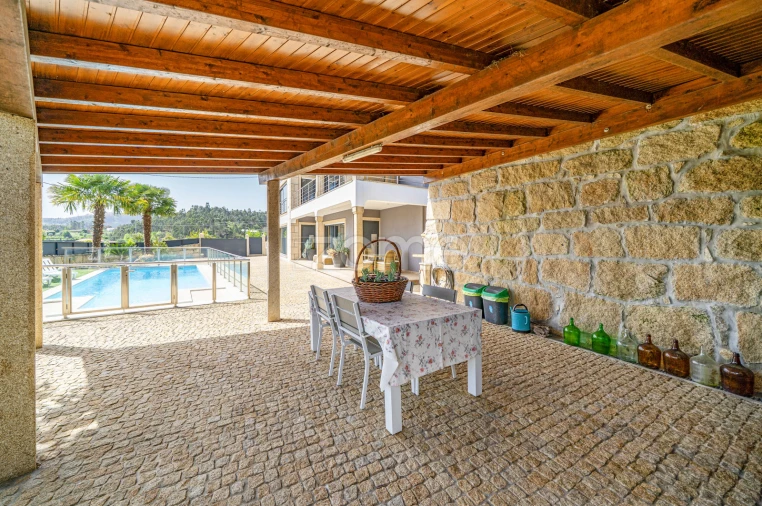 Moradia T5 para Venda em Codeçoso Foto 48