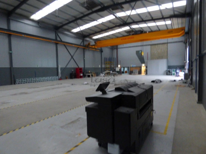 Armazém para Arrendamento em Avintes