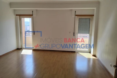 Apartamento T3 para Venda em Carregado e Cadafais