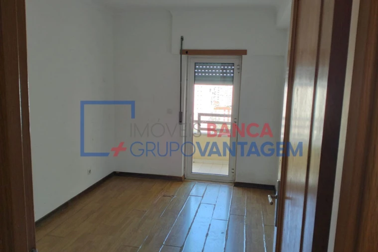 Apartamento T3 para Venda em Carregado e Cadafais Foto 16