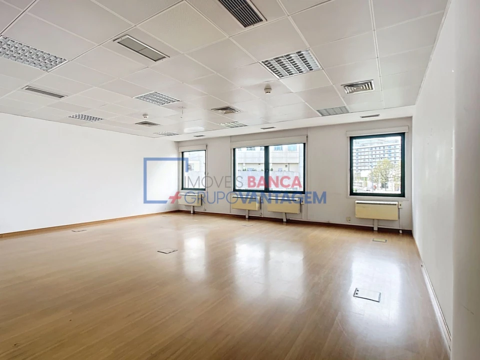 Escritório para Arrendamento em São Domingos de Benfica Foto 5