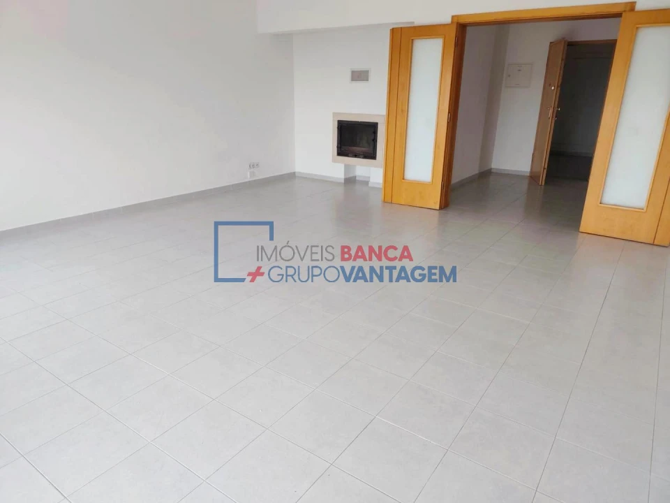 Apartamento T2 para Venda em Azambuja Foto 3