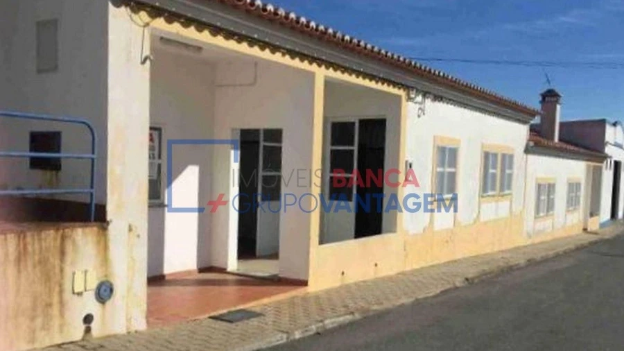 Armazém para Venda em Vale de Santiago