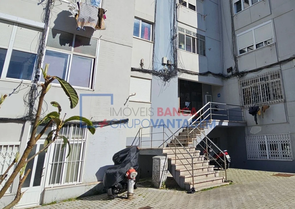 Apartamento T1 para Venda em Águas Livres Foto 1