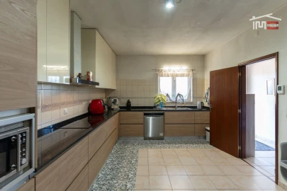 Moradia T3 para Venda em Nossa Senhora das Misericordias