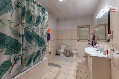 Moradia T3 para Venda em Nossa Senhora das Misericordias