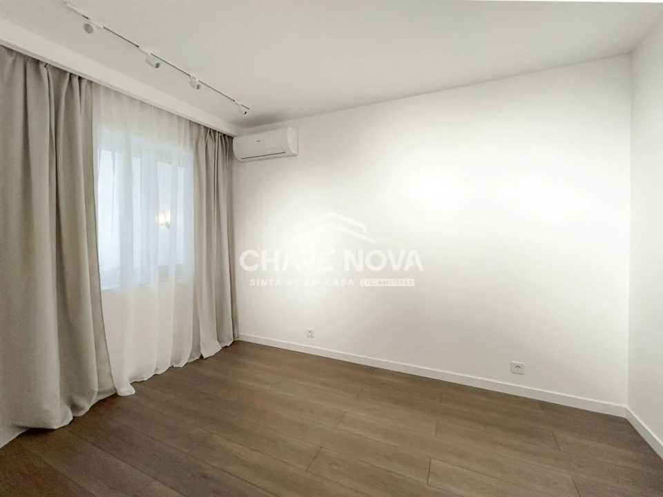 Apartamento T2 para Arrendamento em Santo António Foto 16