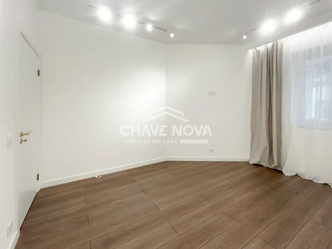 Apartamento T2 para Arrendamento em Santo António Foto 12