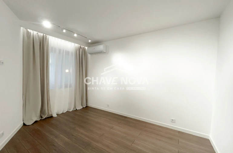 Apartamento T2 para Arrendamento em Santo António Foto 13