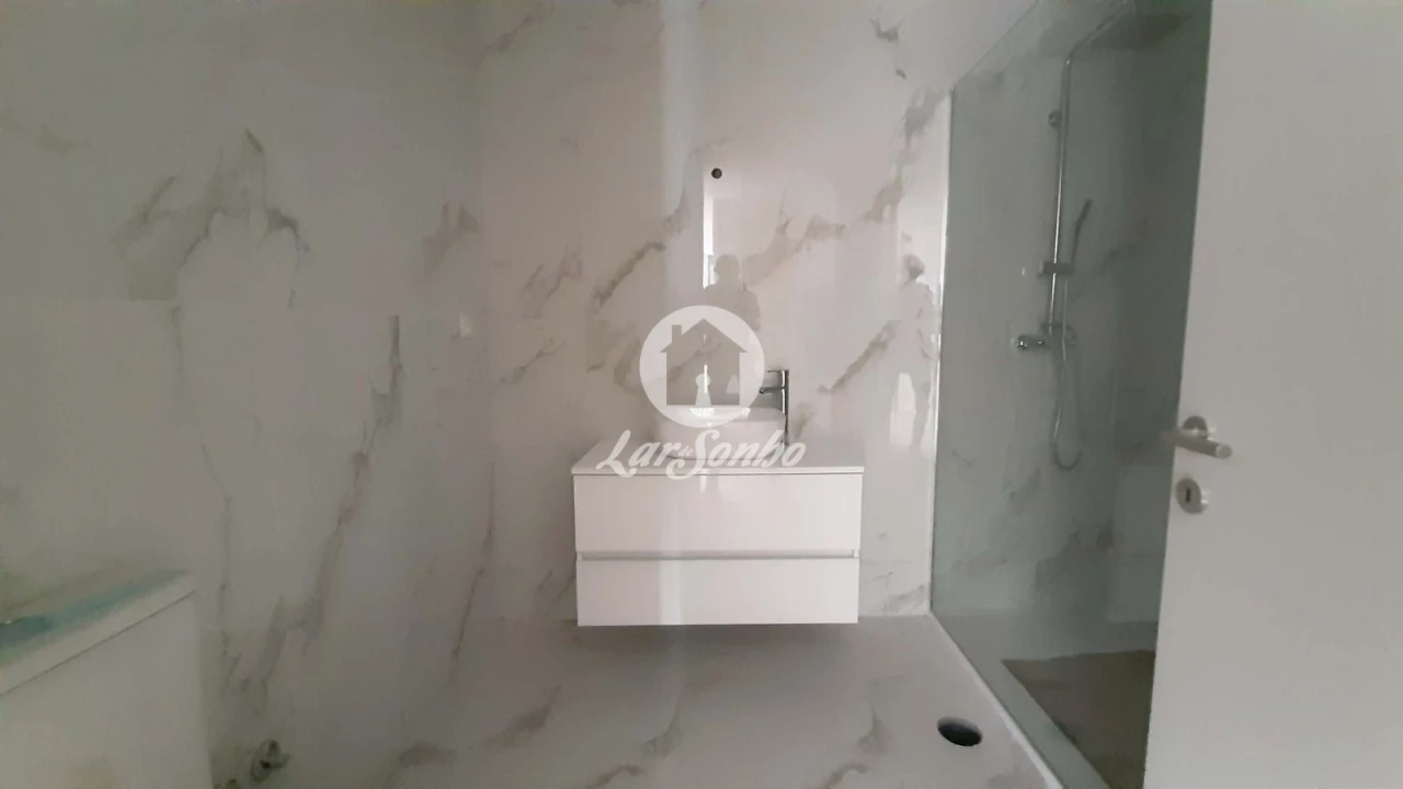 Apartamento T2 para Venda em Espinho Foto 6