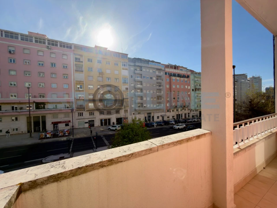 Apartamento T2 para Arrendamento em Alvalade Foto 1