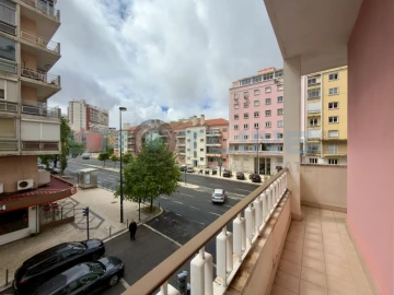 Apartamento T2 para Arrendamento em Alvalade