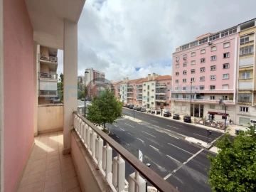 Apartamento T2 para Arrendamento em Alvalade