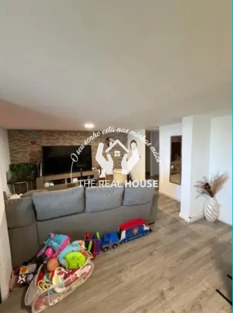 Moradia T5 para Venda em Estreito de Camara de Lobos