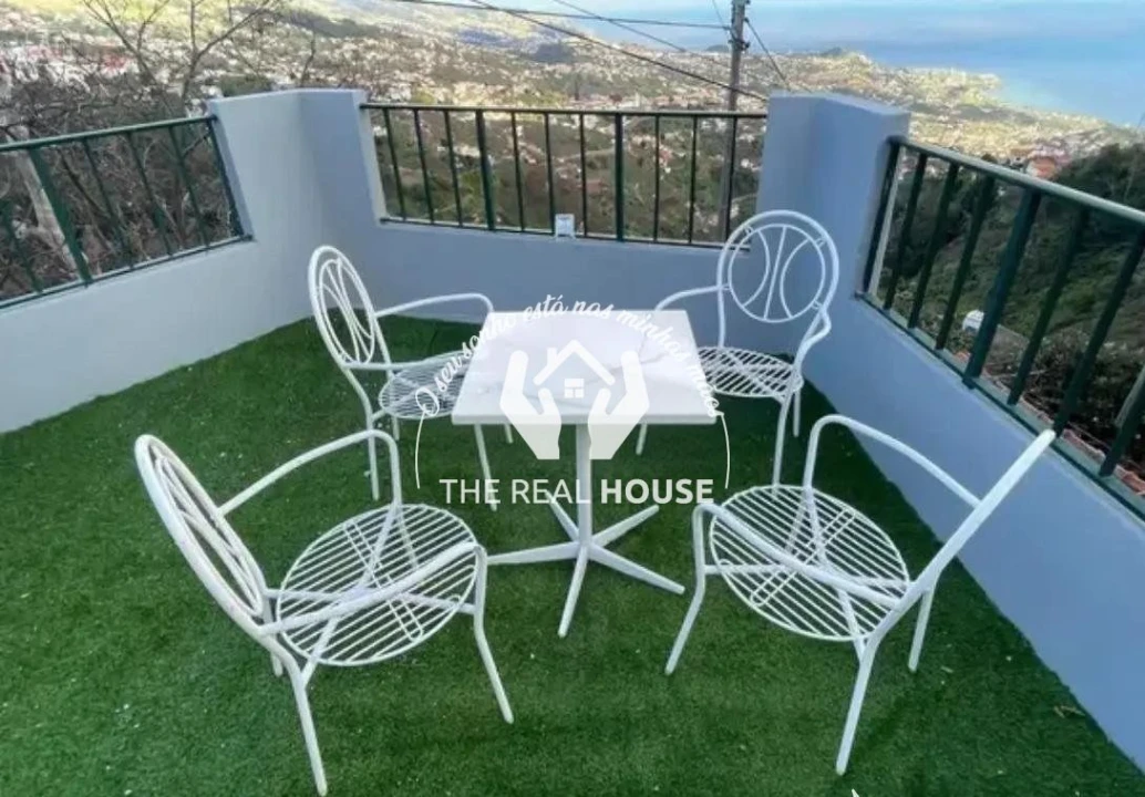 Moradia T5 para Venda em Estreito de Camara de Lobos Foto 1