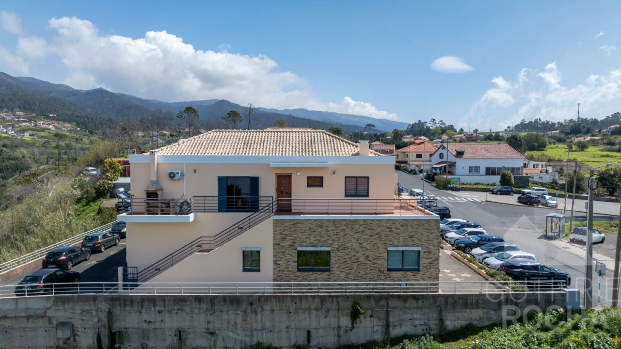 Moradia T3 para Venda em Prazeres Foto 3