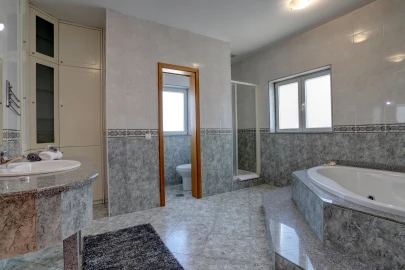 Moradia T4 para Venda em Rio Mau e Arcos