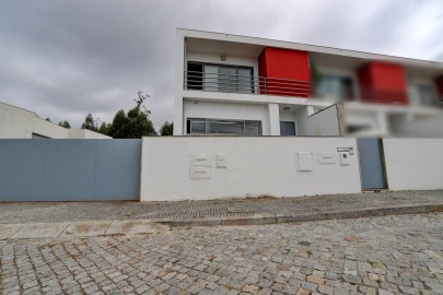 Moradia T3 para Venda em Nogueira e Silva Escura