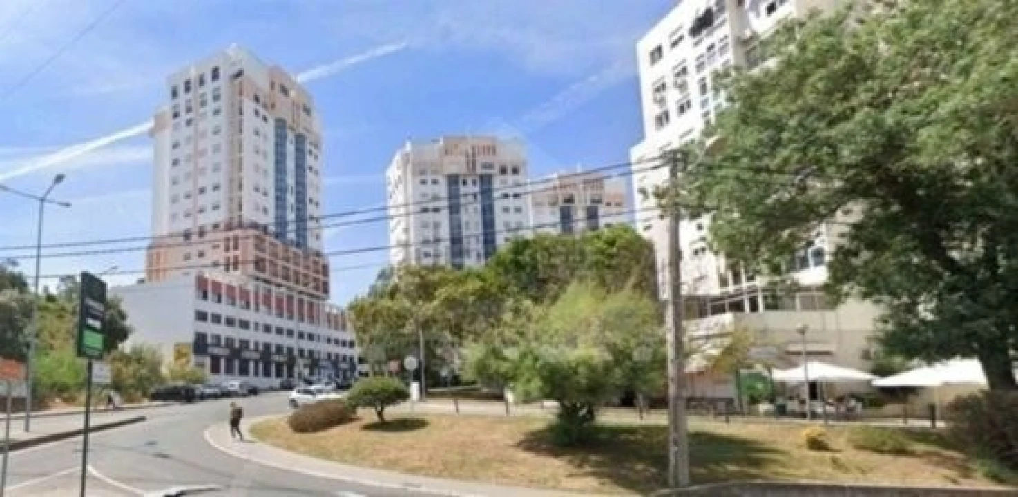 Loja para Venda em Santo António dos Cavaleiros e Frielas Foto 1