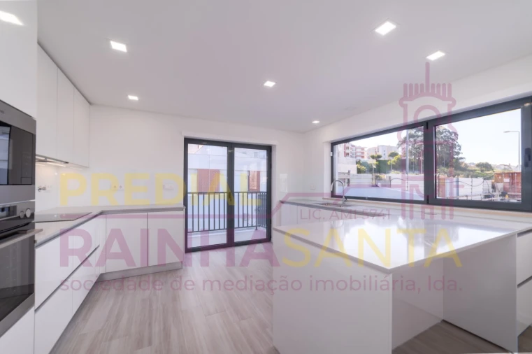 Moradia T4 para Venda em Tavarede Foto 4