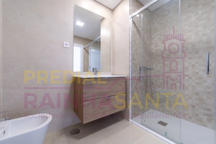 Moradia T4 para Venda em Tavarede Foto 10