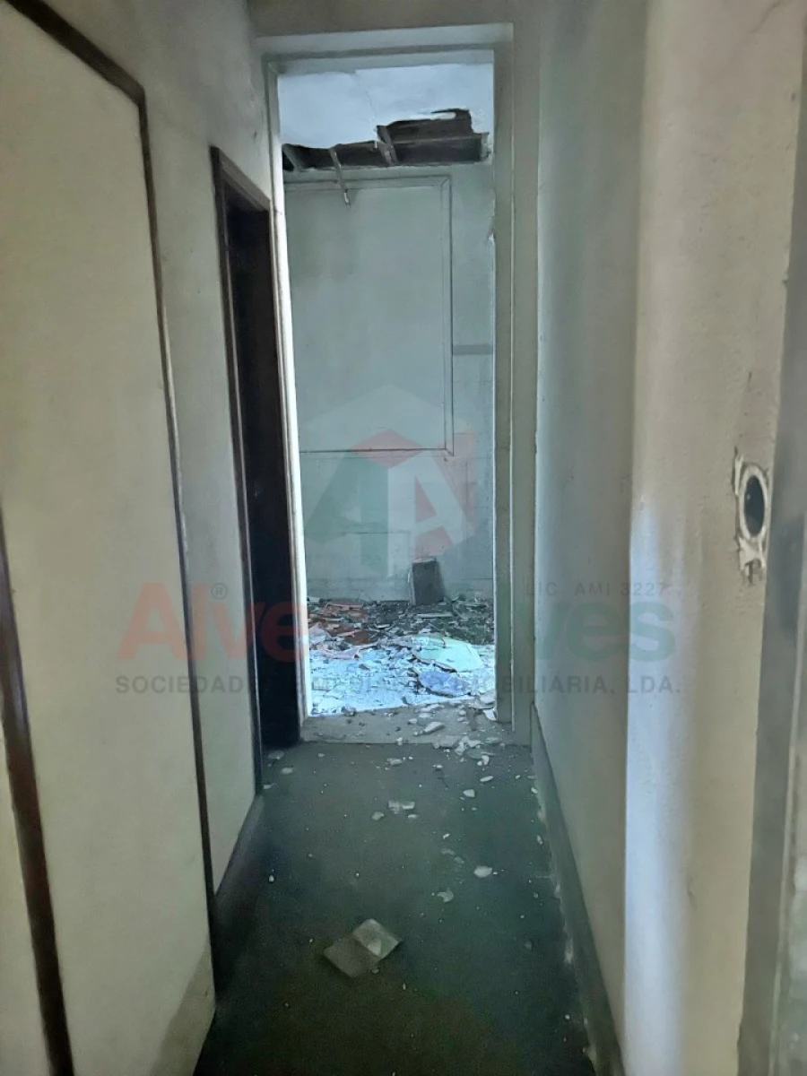 Armazém para Venda em Milheiros Foto 12