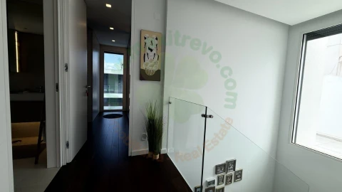 Moradia T4 para Venda em Charneca de Caparica e Sobreda