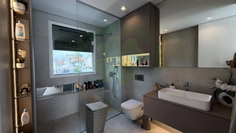 Moradia T4 para Venda em Charneca de Caparica e Sobreda