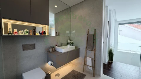 Moradia T4 para Venda em Charneca de Caparica e Sobreda