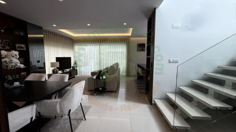 Moradia T4 para Venda em Charneca de Caparica e Sobreda