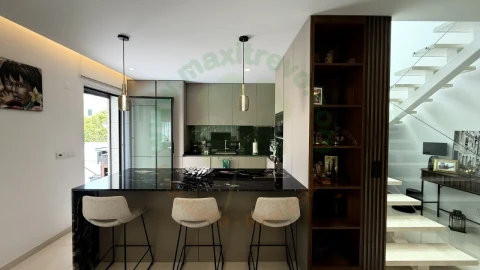 Moradia T4 para Venda em Charneca de Caparica e Sobreda