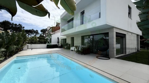 Moradia T4 para Venda em Charneca de Caparica e Sobreda