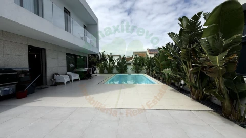 Moradia T4 para Venda em Charneca de Caparica e Sobreda