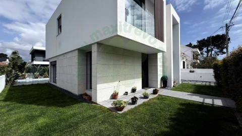 Moradia T4 para Venda em Charneca de Caparica e Sobreda