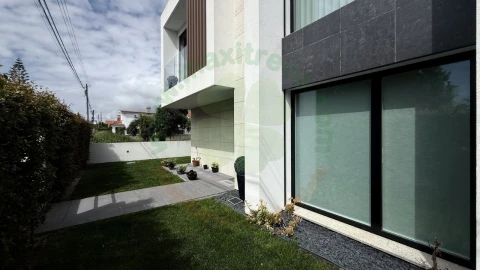 Moradia T4 para Venda em Charneca de Caparica e Sobreda