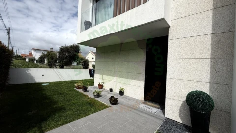 Moradia T4 para Venda em Charneca de Caparica e Sobreda