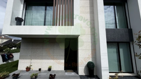 Moradia T4 para Venda em Charneca de Caparica e Sobreda