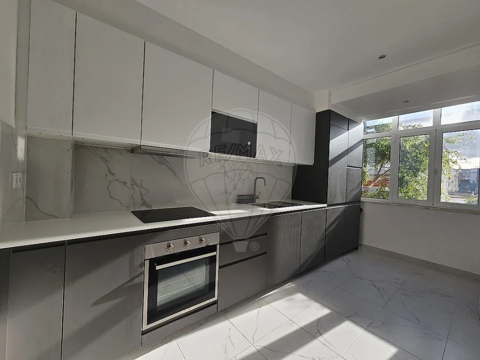 Apartamento T2 para Arrendamento em Queluz e Belas Foto 1