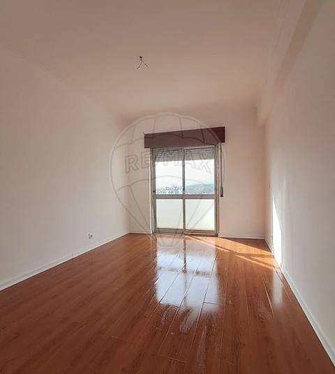 Apartamento T1 para Arrendamento em Mina de Água