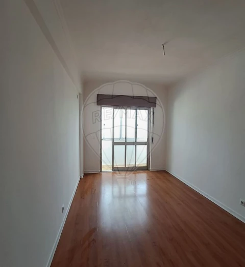 Apartamento T1 para Arrendamento em Mina de Água