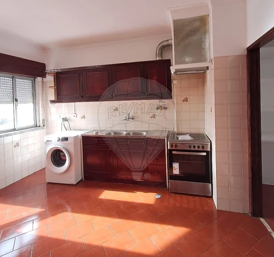 Apartamento T1 para Arrendamento em Mina de Água Foto 10