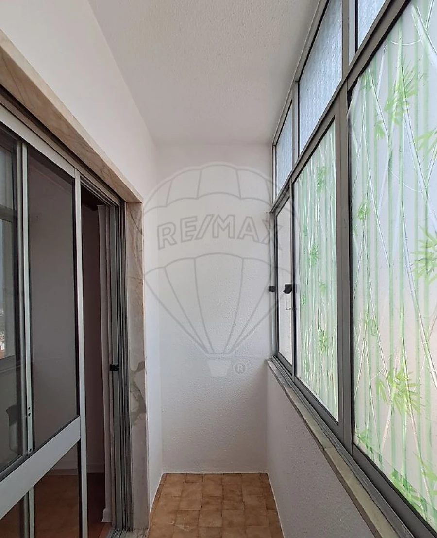 Apartamento T1 para Arrendamento em Mina de Água Foto 14