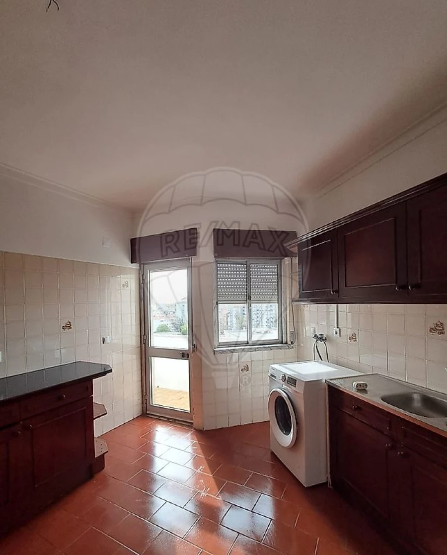 Apartamento T1 para Arrendamento em Mina de Água Foto 4