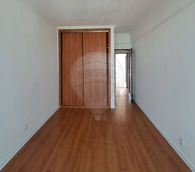 Apartamento T1 para Arrendamento em Mina de Água Foto 8