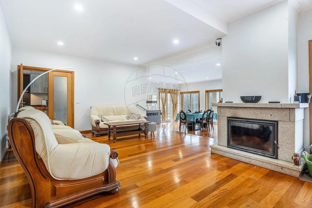 Moradia T4 para Venda em Calvos e Frades Foto 2