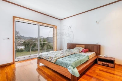 Moradia T4 para Venda em Calvos e Frades