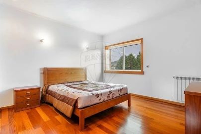 Moradia T4 para Venda em Calvos e Frades