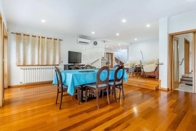 Moradia T4 para Venda em Calvos e Frades