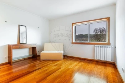 Moradia T4 para Venda em Calvos e Frades